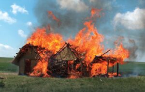 Burning of replicas of Cucutenian dwellings.